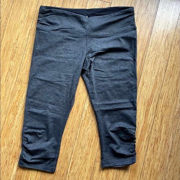 Cropped leggings with ruching details - Picture 2 of 6